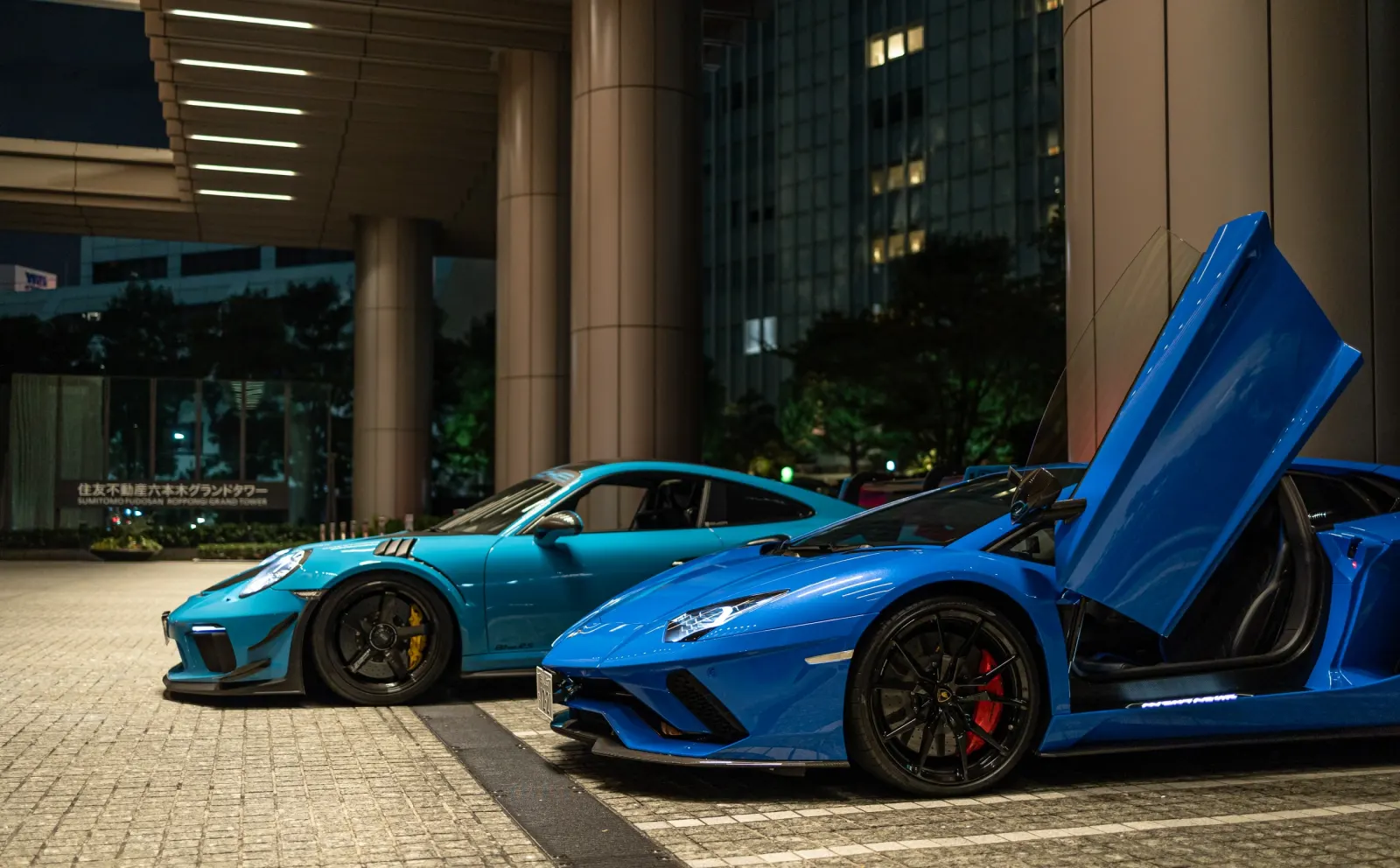 都心で並ぶGT3RSとスポーツカー