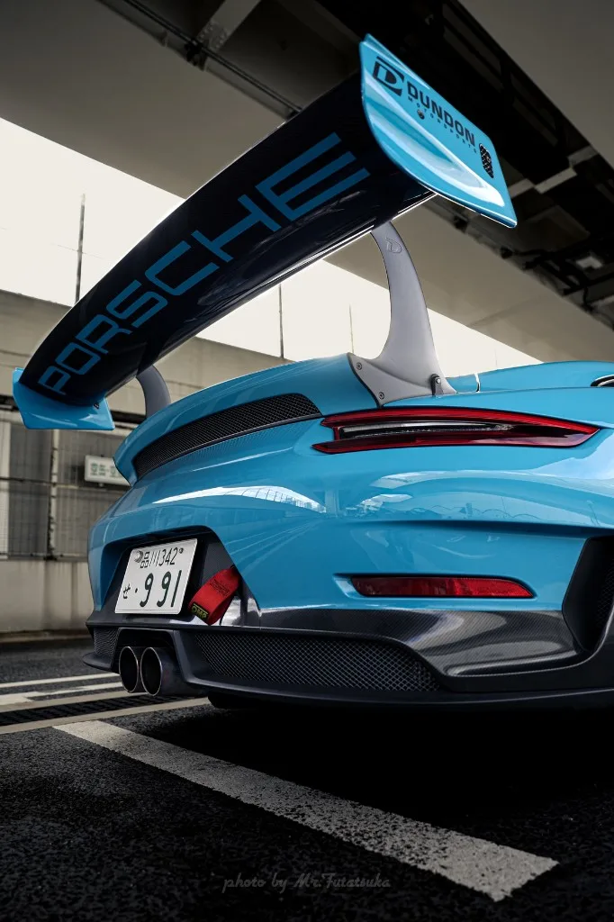 GT3RSのリアウイングとマイアミブルーのボディ